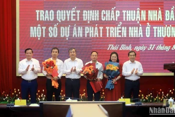 Lãnh đạo tỉnh Thái Bình trao quyết định chấp thuận nhà đầu tư 3 dự án nhà ở thương mại.