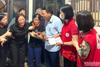 Hội Chữ thập đỏ tỉnh Thái Bình và huyện Tiền Hải thăm hỏi, động viên các gia đình có người thân tử vong trong vụ hỏa hoạn.