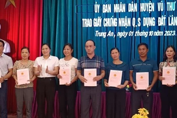 Những hộ dân đầu tiên tại xã Trung An (huyện Vũ Thư, tỉnh Thái Bình) được trao giấy chứng nhận quyền sử dụng đất lần đầu tại cơ sở. (Ảnh Mai Tú)