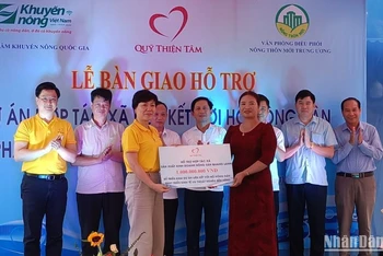 Đại diện Quỹ Thiện Tâm trao biểu trưng hỗ trợ vốn vay mua máy móc nông nghiệp cho Hợp tác xã sản xuất, kinh doanh nông sản Quang Lanh (huyện Kiến Xương, tỉnh Thái Bình).