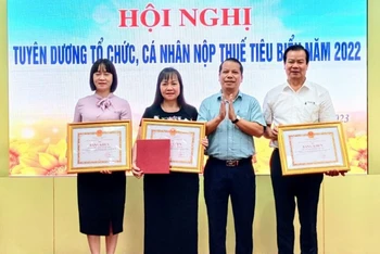 Tặng Bằng khen của Ủy ban nhân dân tỉnh Thái Bình cho 3 doanh nghiệp nộp thuế tiêu biểu năm 2022. 