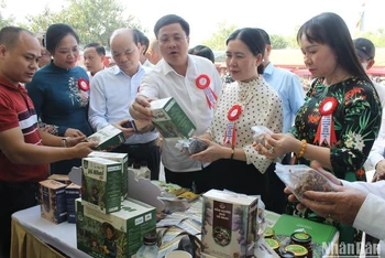 Hội chợ giới thiệu, quảng bá các sản phẩm OCOP nằm trong chuỗi sự kiện của Lễ hội chùa Keo mùa Thu năm 2023 tại huyện Vũ Thư (tỉnh Thái Bình).