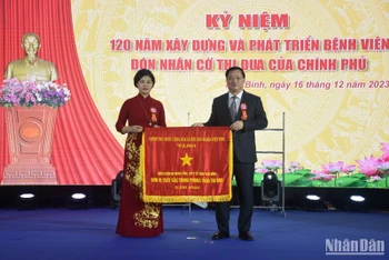 Đồng chí Nguyễn Khắc Thận, Phó Bí thư Tỉnh ủy, Chủ tịch Ủy ban nhân dân tỉnh Thái Bình trao Cờ thi đua của Chính phủ cho Bệnh viện đa khoa tỉnh.
