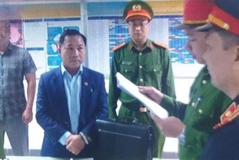 Ông Lưu Bình Nhưỡng với Cơ quan Cảnh sát điều tra, Công an tỉnh Thái Bình. (Ảnh: Công an cung cấp)