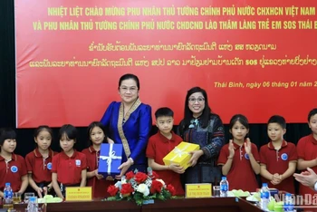 Phu nhân Thủ tướng Lào và Việt Nam tặng quà cho trẻ em tại Làng SOS Thái Bình.