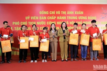 Phó Chủ tịch nước cùng lãnh đạo tỉnh Thái Bình trao quà cho người lao động gặp hoàn cảnh khó khăn tại Công ty cổ phần quốc tế Bảo Hưng.
