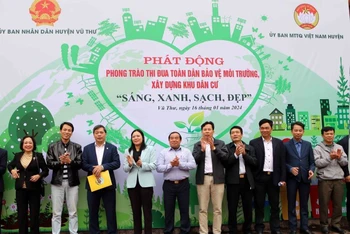 Các đồng chí lãnh đạo huyện Vũ Thư, tỉnh Thái Bình tham gia hưởng ứng phong trào.