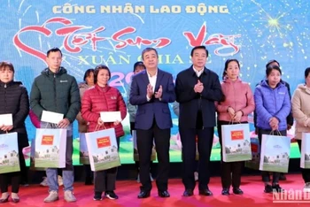 Bí thư Tỉnh ủy Thái Bình Ngô Đông Hải (bên trái) cùng lãnh đạo Ban Dân vận Tỉnh ủy trao quà Tết của Chủ tịch Quốc hội cho công nhân lao động.