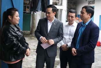 Ông Nguyễn Văn Huy, Phó Trưởng đoàn chuyên trách, Đoàn đại biểu Quốc hội tỉnh Thái Bình (thứ hai từ trái sang) trò chuyện với người lao động tại khu nhà trọ.