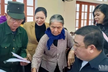 Người dân xã Tân Phong (huyện Vũ Thư, tỉnh Thái Bình) vui mừng khi được nhận giấy chứng nhận quyền sử dụng đất lần đầu ngay những ngày giáp Tết cổ truyền của dân tộc.