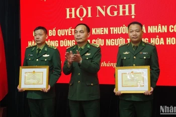 2 quân nhân biên phòng tỉnh Thái Bình được khen thưởng đột xuất.
