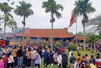 Hàng chục nghìn người đổ về ngày khai hội chùa Keo mùa xuân.