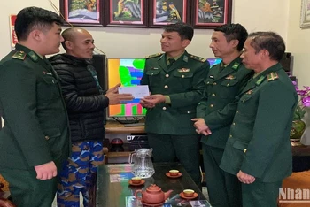 Cán bộ, chiến sĩ Đồn Biên phòng cửa khẩu cảng Diêm Điền hỗ trợ kinh phí cho chủ tàu bị cháy phương tiện đi biển trong đêm 14/2.