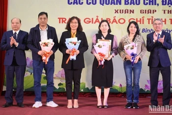 Các đồng chí lãnh đạo tỉnh Thái Bình trao giải Nhất cho nhóm tác giả đạt giải báo chí tỉnh Thái Bình.