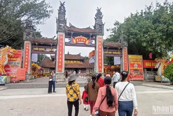 Khá đông du khách đến với Lễ hội đền Trần tỉnh Thái Bình năm 2024. (Ảnh chụp chiều 21/2)