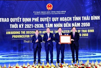 Phó Thủ tướng Chính phủ Trần Lưu Quang trao quyết định phê duyệt Quy hoạch tỉnh Thái Bình cho các đồng chí lãnh đạo tỉnh Thái Bình.