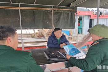 Lực lượng Biên phòng tỉnh Thái Bình xử lý trường hợp vi phạm trong thời gian cao điểm chống khai thác hải sản bất hợp pháp trên biển hiện nay.