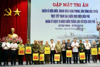 Các đồng chí lãnh đạo tỉnh Thái Bình và thành phố Thái Bình tặng quà cho cán bộ, chiến sĩ tham gia chiến dịch Điện Biên Phủ.