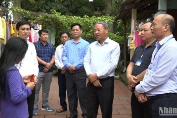 Bí thư Huyện ủy Vũ Thư Nguyễn Quang Anh gặp gỡ, trao đổi với người dân bị ảnh hưởng của dự án đường dây 500KV.