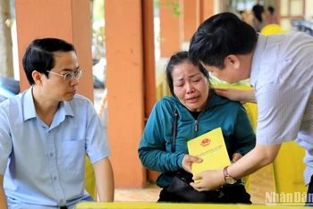 Phó Chủ tịch Ủy ban nhân dân tỉnh Thái Bình Phạm Văn Nghiêm trao số tiền hỗ trợ 20 triệu đồng cho gia đình cháu bé tử vong trên ô-tô.