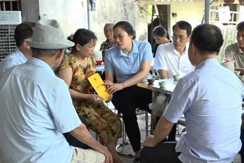 Lãnh đạo huyện Vũ Thư thăm hỏi, trao hỗ trợ 5 triệu đồng cho gia đình có người tử vong.