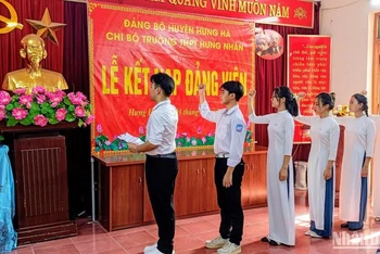6 đoàn viên thanh niên ưu tú của trường Trung học phổ thông Hưng Nhân (huyện Hưng Hà, tỉnh Thái Bình) được kết nạp Đảng ngày 3/6/2024.