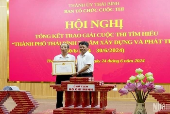 Lãnh đạo Thành ủy Thái Bình trao giải Nhất cuộc thi cho tác giả Nguyễn Chính Quy, xã Tân Bình (thành phố Thái Bình).
