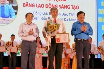 Lãnh đạo Tổng Liên đoàn Lao động Việt Nam cùng lãnh đạo Tỉnh ủy Thái Bình trao bằng Lao động sáng tạo cho các cá nhân tiêu biểu. (Ảnh: Bá Mạnh)
