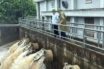 Xí nghiệp khai thác công trình thủy lợi huyện Quỳnh Phụ, tỉnh Thái Bình chủ động tiêu nước phòng chống ngập, úng. (Ảnh: Mạnh Tường)