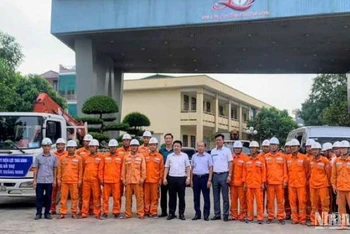 Ban Giám đốc Công ty Điện lực Thái Bình tiễn Đoàn xung kích gồm 34 người ra hỗ trợ thành phố Cẩm Phả (tỉnh Quảng Ninh) xử lý sự cố lưới điện.