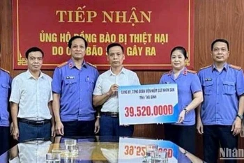 Nhiều cơ quan, đơn vị, cá nhân đến Ủy ban Mặt trận tổ quốc Việt Nam tỉnh Thái Bình trao tặng, ủng hộ nhân dân vùng thiên tai.