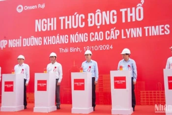 Các đại biểu thực hiện nghi thức động thổ Tổ hợp nghỉ dưỡng khoáng nóng cao cấp Lynn Times Duyên Hải, tổng vốn đầu tư 2.000 tỷ đồng tại huyện Hưng Hà (tỉnh Thái Bình).