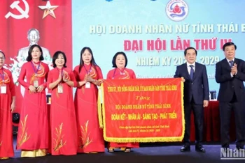 Lãnh đạo tỉnh Thái Bình tặng Hội doanh nhân nữ tỉnh Thái Bình bức trướng mang dòng chữ "Đoàn kết-Nhân ái-Sáng tạo-Phát triển".