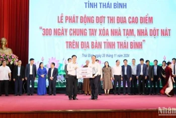 Các đơn vị, cơ quan, doanh nghiệp trao biểu trưng ủng hộ đợt cao điểm xóa nhà tạm, nhà dột nát trên địa bàn tỉnh Thái Bình.