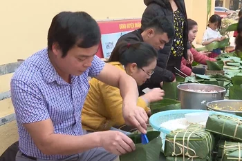 Ở lại biên giới, các thầy cô giáo huyện Mường Nhé còn tổ chức gói bánh chưng chung vui cùng bà con, dân bản.