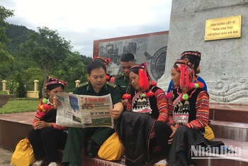 Bộ đội Biên phòng Điện Biên cùng bà con dân tộc Hà Nhì, huyện Mường Nhé, tìm đọc các chủ trương, chính sách từ báo Đảng.
