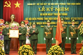 Thừa ủy quyền Chủ tịch nước, lãnh đạo Bộ Tư lệnh Biên phòng trao Huân chương Chiến công hạng Nhất cho Bộ đội biên phòng Điện Biên.