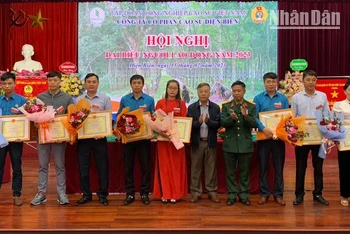 Lãnh đạo Tập đoàn Công nghiệp Cao su Việt Nam trao Bằng khen tặng các tập thể, cá nhân có thành tích xuất sắc trong phong trào thi đua.
