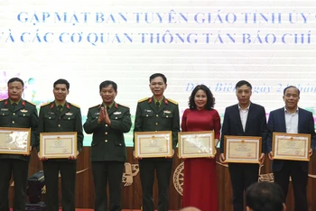Lãnh đạo Quân khu 2 trao Bằng khen tặng các tập thể có thành tích xuất sắc trong công tác phối hợp tuyên truyền năm 2022.