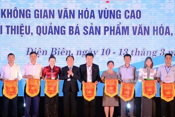 Ông Nguyễn Minh Phú - Giám đốc Sở Văn hóa, Thể thao và Du lịch tỉnh Điện Biên trao cờ lưu niệm tặng các đoàn tham gia.