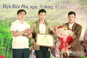 Ông Nguyễn Quang Hưng, Chủ tịch Ủy ban nhân dân thành phố Điện Biên Phủ trao bằng công nhận nghề mây tre đan truyền thống cho người dân bản Nà Tấu 1.