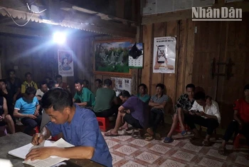 Cán bộ y tế tỉnh Điện Biên rà soát các trường hợp tiếp xúc gần người bệnh tại xã Xá Nhè, huyện Tủa Chùa.