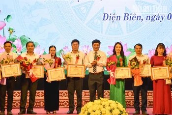 Đồng chí Lê Thành Đô, Chủ tịch Ủy ban nhân dân tỉnh Điện Biên trao Bằng khen tặng các cá nhân có thành tích xuất sắc trong các phong trào thi đua.