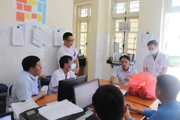 Giám đốc Sở Y tế Điện Biên Phạm Giang Nam kiểm tra, chỉ đạo thực hiện nghiêm các biện pháp phòng chống bệnh than tại cơ sở y tế trong tỉnh.
