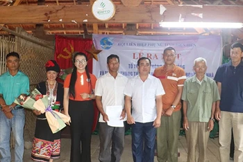 Lãnh đạo Hội Liên Hiệp phụ nữ tỉnh Điện Biên trao quyết định, tặng hoa chúc mừng thành viên Tổ truyền thông cộng đồng bản Kéo, xã Pá Khoang, thành phố Điện Biên Phủ, tỉnh Điện Biên.