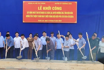 Các đồng chí lãnh đạo tỉnh Điện Biên và lãnh đạo huyện Mường Ảng cùng nhân dân xã Xuân Lao động thổ khởi công làm nhà ở cho hộ nghèo trong xã.