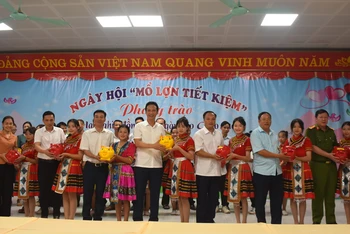Các đồng chí lãnh đạo huyện Nậm Pồ và học sinh trong huyện hưởng ứng phong trào nuôi lợn đất ủng hộ cho giáo dục. 