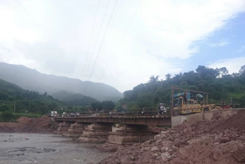 Cầu tạm hoàn thành giúp việc đi lại của nhân dân huyện Mường Nhé được thuận tiện, an toàn hơn.