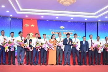 Đồng chí Lê Thành Đô, Chủ tịch Ủy ban nhân dân tỉnh Điện Biên tặng hoa chúc mừng các đồng chí được tín nhiệm bầu vào Ban Chấp hành Hiệp hội Doanh nghiệp tỉnh Điện Biên khóa II.