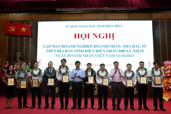 Các đồng chí lãnh đạo Tỉnh ủy, Ủy ban nhân dân tỉnh Điện Biên chúc mừng các doanh nghiệp được vinh danh.